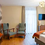 Greti - Alpine Boutique Mit Alpentherme Eintritt, Reichhaltigem Fruehstueck, Sauna Otel